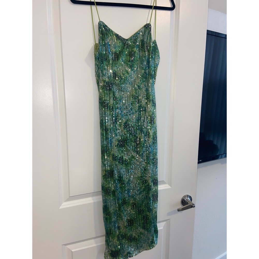 BEAUTY 😍 SPARKLE GREEN DRESS WITH SEXY BACK ONLY WORN ONCE ❤️